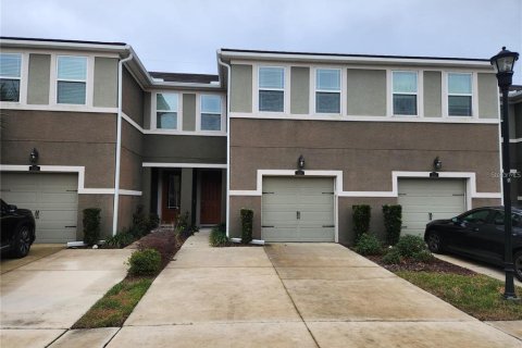 Townhouse in LAKESHORE in Lutz, Florida 3 bedrooms, 175.4 sq.m. № 1866572 - photo 1