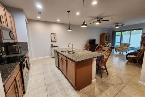 Townhouse in LAKESHORE in Lutz, Florida 3 bedrooms, 175.4 sq.m. № 1866572 - photo 7