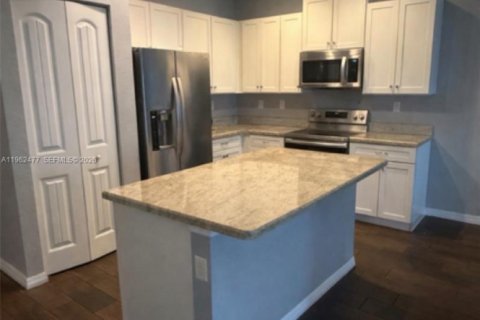 Снять в аренду таунхаус в Помпано-Бич, Флорида 3 спальни, 131.92м2, № 2023667 - фото 2