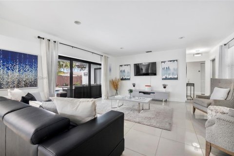 Casa en venta en Fort Lauderdale, Florida, 4 dormitorios, 163.32 m2 № 1970756 - foto 8