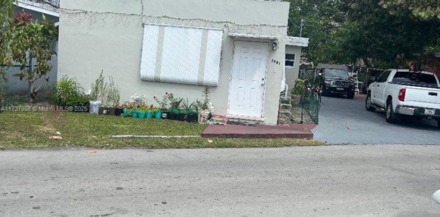 House in North Miami Beach, Florida 1 bedroom, 61.32 sq.m. № 1707557