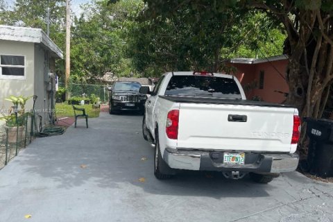 House in North Miami Beach, Florida 1 bedroom, 61.32 sq.m. № 1707557 - photo 12