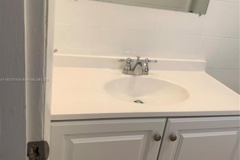 Condominio en alquiler en Key Biscayne, Florida, 2 dormitorios, 103.03 m2 № 1962388 - foto 9