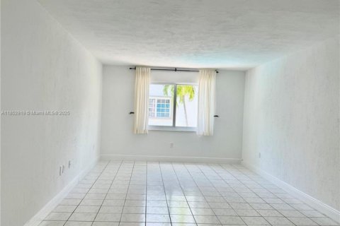 Condominio en alquiler en Key Biscayne, Florida, 2 dormitorios, 103.03 m2 № 1962388 - foto 2