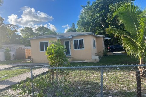 Immobilier commercial à vendre à Miami, Floride: 135.08 m2 № 1882418 - photo 1