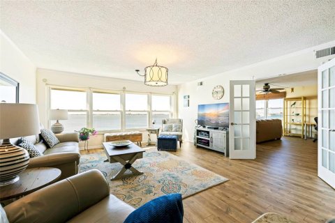 Condo in Gulfport, Florida, 2 bedrooms  № 1687578 - photo 1