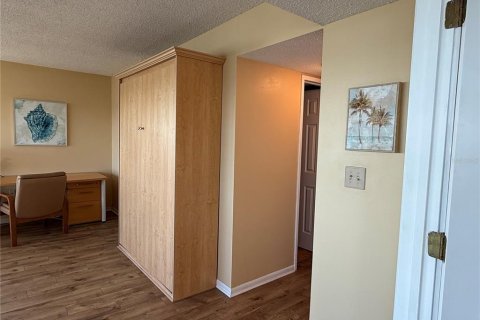 Condo in Gulfport, Florida, 2 bedrooms  № 1687578 - photo 23