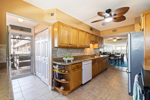 Condo in Gulfport, Florida, 2 bedrooms  № 1687578 - photo 26