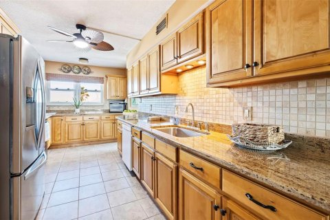 Condo in Gulfport, Florida, 2 bedrooms  № 1687578 - photo 25