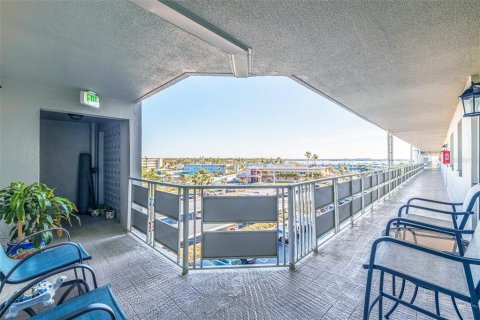 Condo in Gulfport, Florida, 2 bedrooms  № 1687578 - photo 10