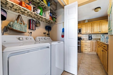 Condo in Gulfport, Florida, 2 bedrooms  № 1687578 - photo 27