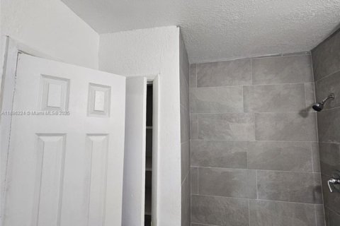 Propiedad comercial en alquiler en Fort Lauderdale, Florida, 1 dormitorio, 123.65 m2 № 1932326 - foto 5