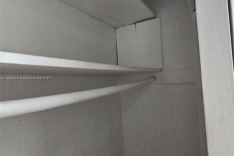 Propiedad comercial en alquiler en Fort Lauderdale, Florida, 1 dormitorio, 123.65 m2 № 1932326 - foto 3