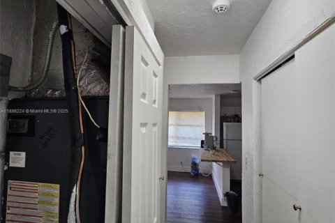 Propiedad comercial en alquiler en Fort Lauderdale, Florida, 1 dormitorio, 123.65 m2 № 1932326 - foto 4
