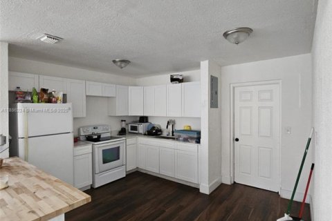 Propiedad comercial en alquiler en Fort Lauderdale, Florida, 1 dormitorio, 123.65 m2 № 1932326 - foto 2