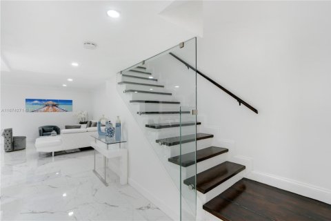 Propiedad comercial en venta en Surfside, Florida, 289.86 m2 № 1981320 - foto 26