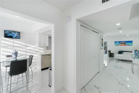 Propiedad comercial en venta en Surfside, Florida, 289.86 m2 № 1981320 - foto 24