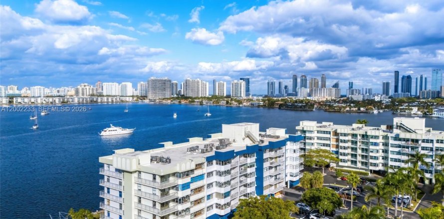 Condo à North Miami Beach, Floride, 2 chambres  № 2300026