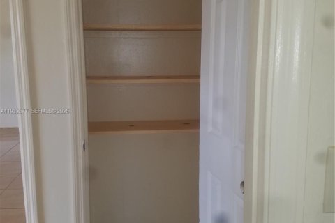 Снять в аренду виллу или дом в Норт-Майами, Флорида 2 спальни, 74.32м2, № 1991686 - фото 3