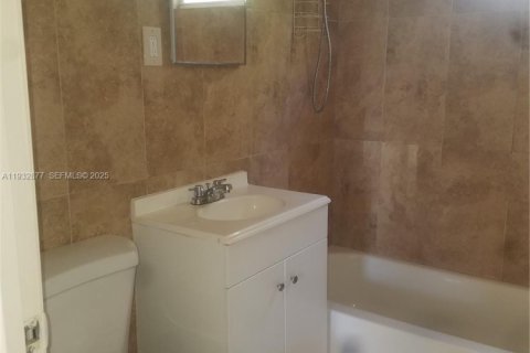 Снять в аренду виллу или дом в Норт-Майами, Флорида 2 спальни, 74.32м2, № 1991686 - фото 2