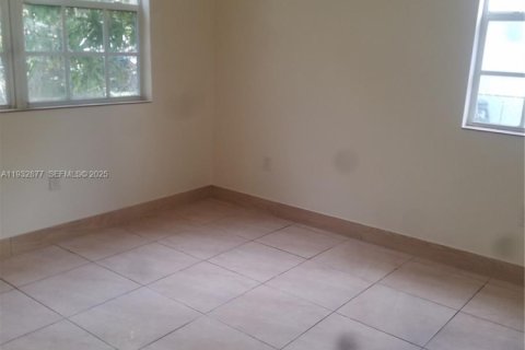 Снять в аренду виллу или дом в Норт-Майами, Флорида 2 спальни, 74.32м2, № 1991686 - фото 1