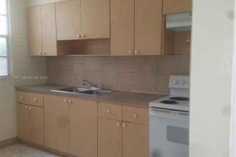Снять в аренду виллу или дом в Норт-Майами, Флорида 2 спальни, 74.32м2, № 1991686 - фото 4