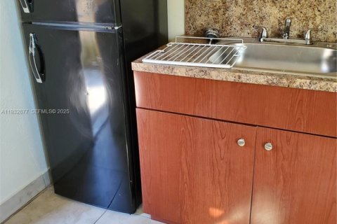 Снять в аренду виллу или дом в Норт-Майами, Флорида 2 спальни, 74.32м2, № 1991686 - фото 12