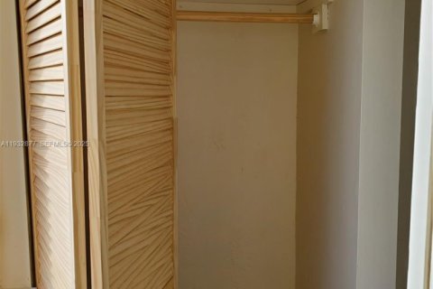 Снять в аренду виллу или дом в Норт-Майами, Флорида 2 спальни, 74.32м2, № 1991686 - фото 9