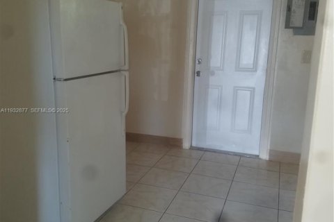 Снять в аренду виллу или дом в Норт-Майами, Флорида 2 спальни, 74.32м2, № 1991686 - фото 5