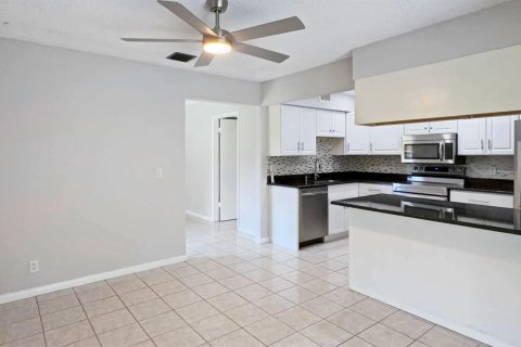 Townhouse in Palm Beach Gardens, Florida 3 bedrooms, 146.79 sq.m. № 2433974 - photo 18