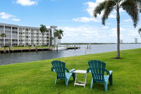Condo in North Palm Beach, Florida, 2 bedrooms № 2250742