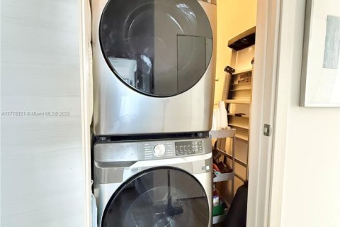 Condo in Miami, Florida, 3 bedrooms  № 1982182 - photo 29