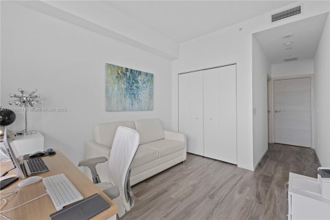 Condo in Miami, Florida, 3 bedrooms  № 1982182 - photo 25