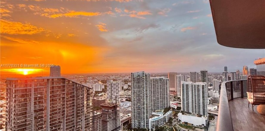 Condo in Miami, Florida, 3 bedrooms  № 1982182