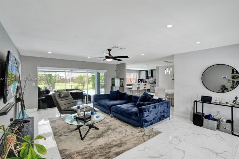 House in Sunrise, Florida 3 bedrooms, 146.79 sq.m. № 2024069 - photo 9