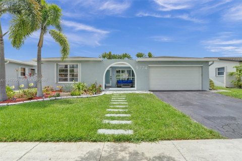 House in Sunrise, Florida 3 bedrooms, 146.79 sq.m. № 2024069