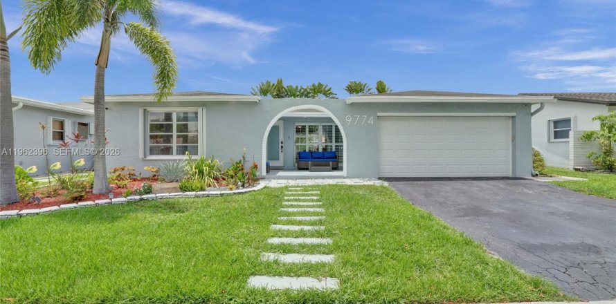 House in Sunrise, Florida 3 bedrooms, 146.79 sq.m. № 2024069