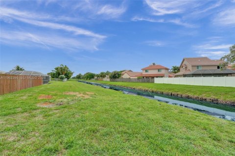 House in Sunrise, Florida 3 bedrooms, 146.79 sq.m. № 2024069 - photo 30