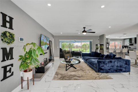 House in Sunrise, Florida 3 bedrooms, 146.79 sq.m. № 2024069 - photo 6