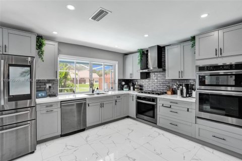 House in Sunrise, Florida 3 bedrooms, 146.79 sq.m. № 2024069 - photo 11