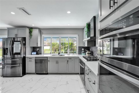 House in Sunrise, Florida 3 bedrooms, 146.79 sq.m. № 2024069 - photo 10