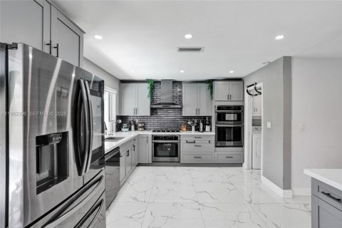 House in Sunrise, Florida 3 bedrooms, 146.79 sq.m. № 2024069 - photo 12