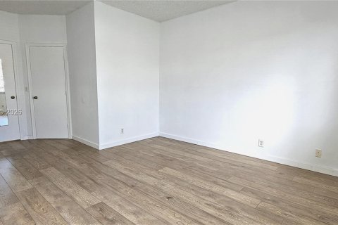 Townhouse in Weston, Florida 2 bedrooms, 103.12 sq.m. № 2074869 - photo 12