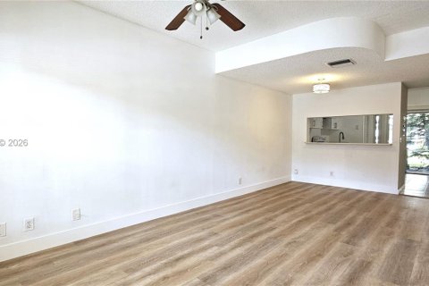 Townhouse in Weston, Florida 2 bedrooms, 103.12 sq.m. № 2074869 - photo 2