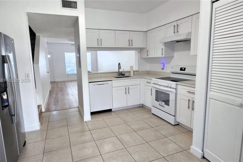 Townhouse in Weston, Florida 2 bedrooms, 103.12 sq.m. № 2074869 - photo 4