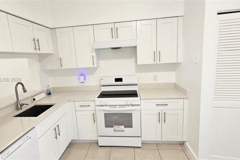 Townhouse in Weston, Florida 2 bedrooms, 103.12 sq.m. № 2074869 - photo 5