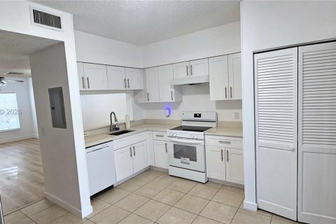 Townhouse in Weston, Florida 2 bedrooms, 103.12 sq.m. № 2074869 - photo 3
