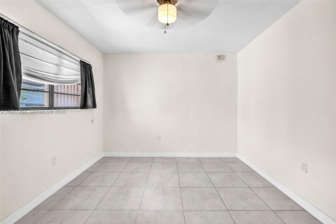 Apartamento en alquiler en Miami, Florida, 2 dormitorios, 100.43 m2 № 2011247 - foto 17