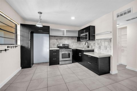 Apartamento en alquiler en Miami, Florida, 2 dormitorios, 100.43 m2 № 2011247 - foto 21