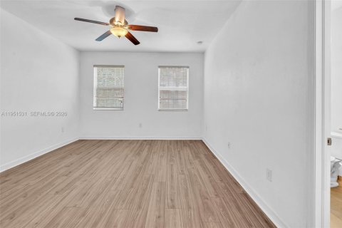 Touwnhouse à vendre à Miami, Floride: 3 chambres, 161.65 m2 № 2006048 - photo 13